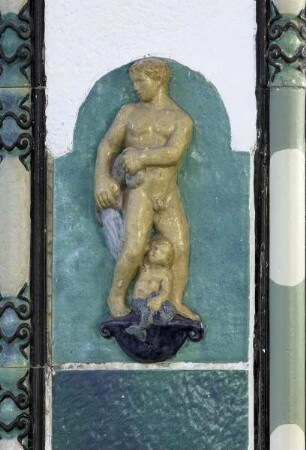 Stadtbad — Frauenschwimmhalle — Relief