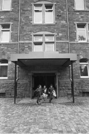 Einweihung der Erich-Kästner-Schule für schwerhörige und sprachbehinderte Kinder in der Moltkestraße 18
