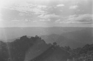 Aufstieg zum Monte Bizen : Blick in eine bergige Tallandschaft