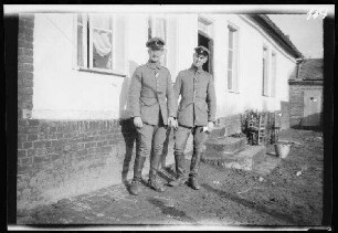 Péronne (Dep. Somme, Frankreich): Prinz Adalbert und Hauptmann von Besserer vor der Unterkunft