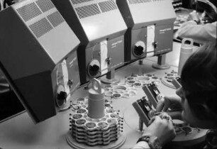 Basel: Uhrenmontagewerk, Elektronen-Kontrolle