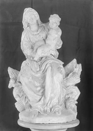 sitzende Madonna