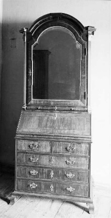 Schreibschrank (geschlossen). Nußbaum, furniert. Sachsen, 1720/1730. Moritzburg: Schloss Moritzburg, Möbel-Vorrat, Jägerturm