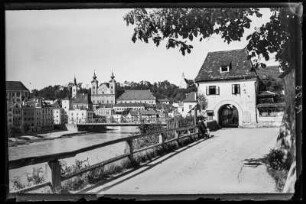 Österreich, Steyr. Blick auf die Michaelerkirche am Ufer der Steyr