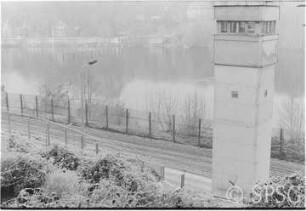 Ufer Babelsberg mit Wachturm - Blickrichtung Klein Glienicke