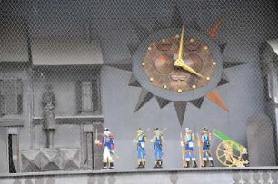 Lausanne - Figurenaufzug : Zur vollen Stunde ist an einem Gebäude am Markt ein historisches Figurenspiel zu sehen. Aufgenommen in Lausanne am 20. Mai 2010