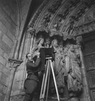 Hans-Adalbert von Stockhausen beim Fotografieren der Gewändefiguren in der Westvorhalle von Notre-Dame-de-la-Couture in Le Mans (Aufnahme im Rahmen der Fotokampagne im besetzten Frankreich)