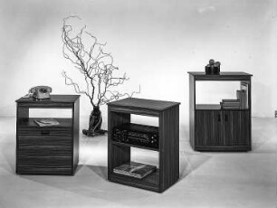 Regal : Ribnitz-Damgarten. VEB Möbelkombinat Ribnitz-Damgarten. Hausmesse, 1986. Drei Regale. Holz, folienbeschichtet in Nußbaumholzoptik (1986; VEB Möbelwerk Plau)