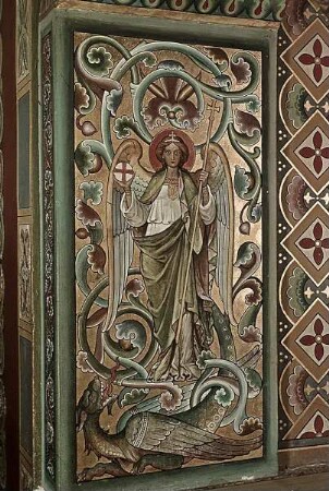 Malerei an einer Arkadenlaibung der Galeriewand: Erzengel Michael triumphiert über den Drachen