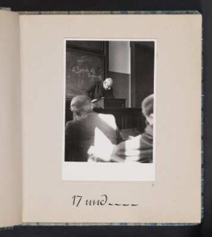 Albumseite mit Abb. 3: Victor Klemperer im Seminar : Unserem Ordinarius Herrn Prof. Dr. Viktor Klemperer zu seinem 70. Geburtstag in Liebe und Verehrung. Das Romanische Seminar der Unviversität Halle. Halle, den 9. Oktober 1951