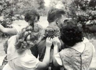 Johannisreiten in Casel : Gesellschaftliche Volkskultur - Frühling/Sommer. Ort: Kózle / Casel. Mädchen nähen das Kornblumengeflecht an die Kleidung des Johannisreiters.