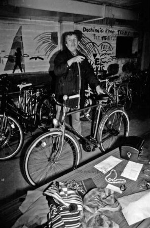 Stadtverwaltung, Ordnungsamt, Fundbüro: Tiefgarage des Rathauses: Versteigerung von Fundsachen: Mitarbeiter Eckhard Langmann zwischen Fahrrädern: vorn Tisch mit Fundsachen: 7. April 1999