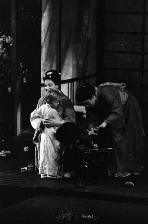 Szenenbilder aus "La Bohème", Oper in vier Bildern von Giacomo Puccini. Komische Oper Berlin, Juli 1960