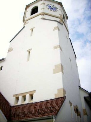 Kirchturm von Ostnordosten-im Kern Gotisch - in den Mittelgeschossen Schieß- (Schlitz-) Scharten-Glockenstube achteckig