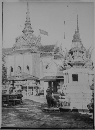 Tempel in Bangkok : Bangkok. In einer Tempelanlage, im Vordergrund Wächterfigur in Gestalt eines Löwen, 1908/1913