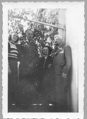 Gruppenporträt mit Etha und Hans Richter