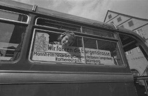 Rothenburg ob der Tauber: Kleines Rothenburger Mädchen gukt aus Autobusfenster
