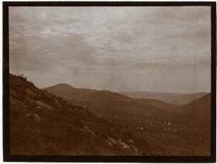 V. Aufstieg oberhalb nach el-buke'a [durchgestrichen: er-rume oder er-rame] Blick n. SO u. S. gebbel [dschebbel, djebbel ] hazzur mobira w. [wadi] sikame