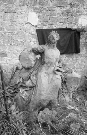 Sitzende Frau mit Krone