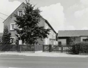 Ottendorf-Okrilla, Wohnhaus : Ottendorf-Okrilla. Zweiseithof (2. Hälfte 19. Jahrhundert), Radeburger Straße 27. Straßenansicht
