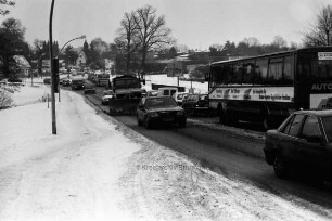 Fritz-Reuter-Straße: Autostau im Winter
