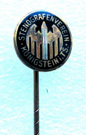 Mitgliedsabzeichen Stenografenverein Königstein i. Ts. (mit langer Nadel) : Sammlung Beinhorn. Mitgliedsabzeichen Stenografenverein Königstein i. Ts. (geflügelte Feder auf schwarzem Grund, mit langer Nadel; rückseitig: Winklers-Verlag Darmstadt). Email, Metall; Durchmesser 12 mm (nach 1924). Dresden: SLUB R c 0255