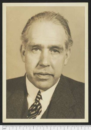 Porträtaufnahme Niels Bohr