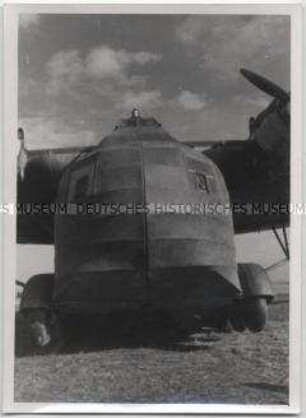 Vorderansicht des Transportflugzeug der deutschen Luftwaffe Messerschmitt Me 323 "Gigant" mit Piloten