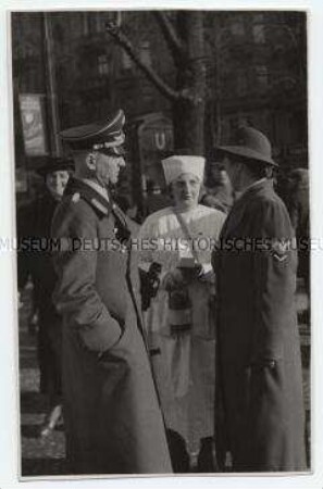 Herbert Nicklaus mit Krankenschwester und Frau in Uniform des Reichsluftschutzbundes