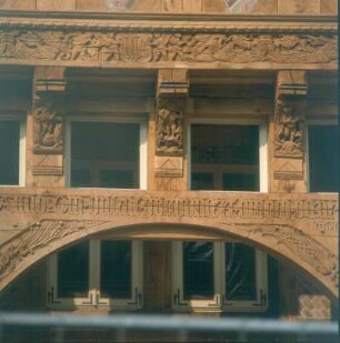 Hildesheim. Knochenhauer Amtshaus. Bildhauerarbeiten an den konstruktiven Teilen des Bauwerkes der Schauseite