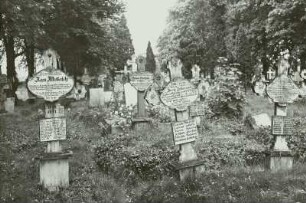 Neschwitz, Friedhof : Neschwitz. Friedhof mit sorbisch beschrifteten Holzkreuzen (um 1900 entstanden)