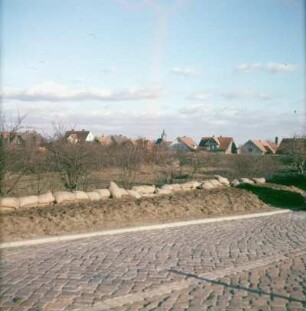 Sturmflut Hamburg 1962. Ein künstlich errichteter Wall aus Sandsäcken soll das Wohngebiet vor Wasser schützen