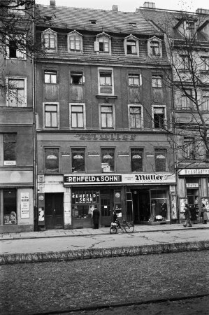 Wohnhaus mit Läden