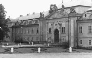 Dobríš (Tschechien), Schloss; Hauptfront mit Portal, Dobris
