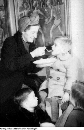Internationales Rotes Kreuz. Kinderspeisung durchgeführt von der Volkssolidarität, 1949