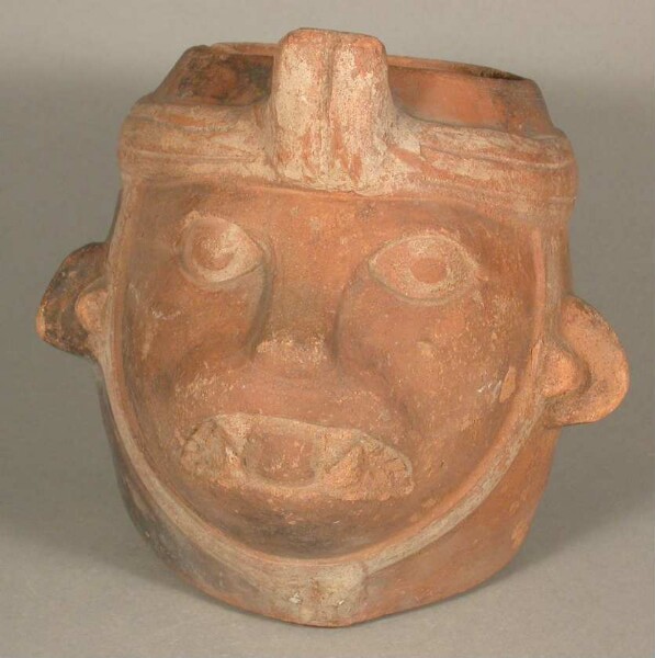 Anthropo-zoomorphic head with feline teeth