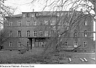 Klipphausen-Scharfenberg (ehem. Pegenau Nr. 1). Herrenhaus (Schule, 2. H. 19. Jh.) des Rittergutes