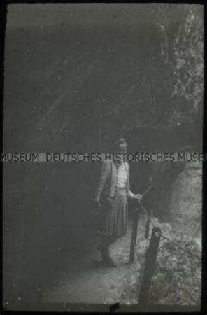 Junge Frau auf einem Wanderweg am Partnachklamm