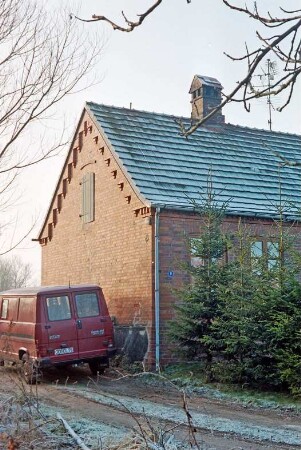 Höltenklinken: Klinken 9: traufständige Mehrfamilienkate aus Backstein: östliche Giebelseite, oben Luke, unter Ortgang Treppenfries: links Zufahrt, Lieferwagen