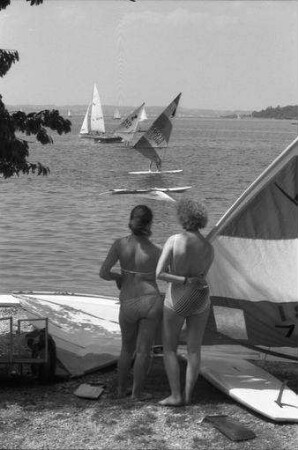 Herrsching: Betrieb am See, Windsurfing