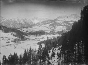 Mädelegabel : Blick über ein im Tal gelegenes Dorf zum Gipfel der Mädelegabel (2645m)