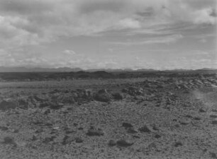 Landschaft : Geröll in einer weiten Landschaft im Sudan bei Erkowit