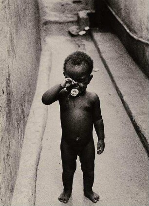 Weinendes Baby mit Schnuller - Mombasa, Kenia