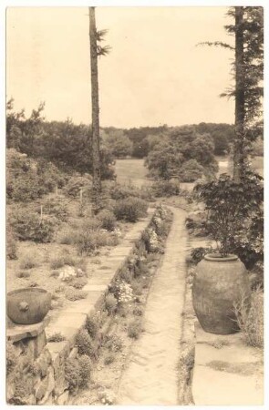 Garten Leo van den Bergh, Berlin-Kladow: Pflanzung an der Trockenmauer, Plattenweg zum Golfplatz