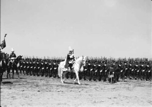 Cotroceni: Parade: König Carol reitet bei Soldaten vorbei