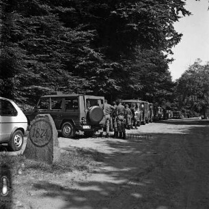 Polizei: Mord an Schülerin Marie Isabel Wellershaus am 19. Juni 1981: Krähenwald: Suchaktion der Bereitschaftspolizei Eutin nach Spuren: hinten Reihe von Mannschaftswagen am Wegrand: dazwischen Polizisten: vorn links hinter Stein mit Jahreszahl parkender Pkw: dahinter Bäume