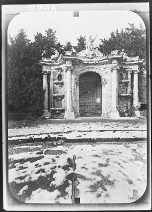 Potsdam. Park Sanssouci. Neptungrotte (1751-1757; G. W. Knobelsdorff, Erneuerung 1841 und 1898 / 1754-1760; J. P. Benkert). Außenansicht