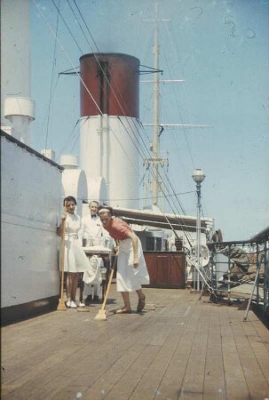 Bordleben Cap Arcona. Passagiere spielen auf dem Oberdeck des Passagierschiffes Shuffleboard