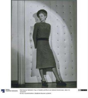 Frau in Oberteil und Rock von Gertrud Höchsmann