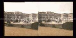 Blick über Brunnen und Grünanlage zum Schloss Schönbrunn, Wien